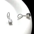 Minimalistische Edelstahl-Hakenohrringe mit polierten silbernen geometrischen Würfeln - 9-Form Haken / 4mm / Stahlfarben