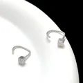 Nahaufnahme minimalistischer silberner Würfel-Ohrhänger auf weißer Oberfläche - Haken Baumeln / 3mm / Stahlfarben