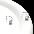 Nahaufnahme minimalistischer quadratischer Ohrstecker aus poliertem Silber auf weißem Tablett - Haken Baumeln / 4mm / Stahlfarben