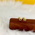 Détails de boucles d'oreilles étoiles dorées en émail noir avec fermoir à vis à bille - Pentagramme / Or