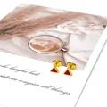Detalle de los pendientes triangulares de acero inoxidable con esmalte rojo vibrante - Triángulo Dorado