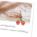 Detalle de pendientes de mariposa dorados con incrustación de esmalte rosa vibrante - Mariposa
