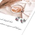 Detalle de pendientes con palos de cartas picas corazones diamantes y tréboles - Patrón de Póquer