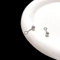 Par de aretes minimalistas de acero de titanio plateado con doble cabezal y acabado pulido - 5mm Color Acero Forma de Ojal