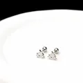Vista macro de pendientes de triple estrella plateados con cierre de bola de rosca - Estrellas Triples