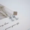 Vue macro de boucles d'oreilles lune en acier inoxydable avec fermoirs à vis billes - Style Lune Argent