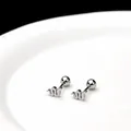Detalle de pendientes de plata ondulados para cartílago con cierre de rosca en cerámica - Onda de Serpiente