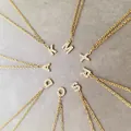 Collana con ciondolo a lettera in oro con pavé di cristalli scintillanti eleganti - Alfabeto Completo