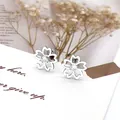 Detailopname van madeliefje oorbellen met holle bloemblaadjes en zirkonia steentjes - Zilverkleurige Holle Vijfbladige Bloem Met Zirkonia Knopstijl