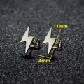 Vista macro de pendientes de rayo de 11 mm de altura con acabado en metal plateado fino - Rayo