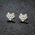 Primer plano detallado de pendientes de zorro origami en acero inoxidable pulido - Cabeza de Zorro