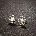 Vista macro de pendientes de flor de cerezo calados en plata con detalles finos - 12mm / Diseño de Flor de Cerezo Calado (Estilo 1)