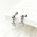 Primer plano de pendientes de estrella plateados en un soporte blanco minimalista - Color Acero - Estrella