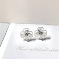 Pendientes de trébol de cuatro hojas en acero inoxidable con diseño floral calado - Estilo de Flor de Cuatro Pétalos de Línea Simple Tono Plateado
