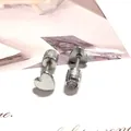 Detalle macro de los pendientes de corazón plateados con pernos roscados y circonitas claras - Rhinestone de corazón 3D (Individual)