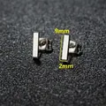 Vue macro montrant les dimensions des boucles d'oreilles rectangles argent de 9mm par 2mm - Géométrique Long