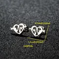 Vue détaillée des boucles d'oreilles cœur argentées avec flèche et ligne de vie - Électrocardiogramme Coeur