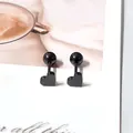 Boucles d'oreilles cœur noir en acier inoxydable avec fermoir à vis rond sur carte - Noir
