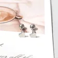 Vue détaillée des boucles d'oreilles cœur en argent avec fermoir à vis sphérique - Acier