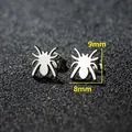 Vue macro détaillée de boucles d'oreilles araignées en acier inoxydable de 9mm x 8mm - Araignée