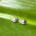 Pendientes de pájaro de plata en acero inoxidable con plumas texturizadas y cierre de rosca - Pájaro Carpintero Bola de Rosca / Color acero