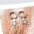 Detalle de los pendientes de aro en acero plateado con colgantes de calavera - Estilo Calavera