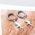 Pendientes de aro plateados de acero con colgantes de silueta de gato sobre piel rosa - Estilo Gato Trepador