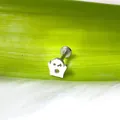 Detalle de un piercing labret de fantasma hueco con ojos de estrella en hoja - Fantasma lindo