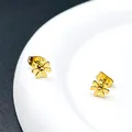 Gouden madeliefje oorknopjes met minimalistische bloembladen en een metalen hart - Goudkleurige Verfijnde Kleine Madeliefje Knopstijl