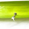 Dettaglio del piercing labret a croce argento su foglia per orecchio e labbro - Croce
