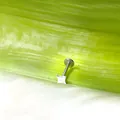 Macro di piercing labiale in acciaio titanio con stella a quattro punte su foglia - Stile Stella