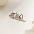 Boucles d'oreilles cœur minimalistes en acier inoxydable 18K avec finition sombre polie - Boucles d'Oreilles Clous Coeur (Couleur Acier)