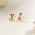 Boucles d'oreilles cœur en plaqué or 18 carats pour femme sur fond minimaliste épuré - Boucles d'Oreilles Clous Coeur (Or)