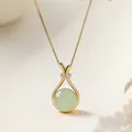 Collana dorata con ciondolo a croce, gemma verde e piccoli zirconi brillanti - Oro con finta giada verde