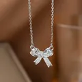 Eleganter silberner Bogenanhänger Halskette mit mikrobesetzten funkelnden Zirkonia-Kristallen - Voll Zirkonia Schleife Halskette (8182) / Silber