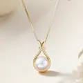 Elegante collana dorata con ciondolo a perla a goccia e dettagli in micro-zirconi - Oro con perla bianca