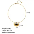Dettaglio macro della collana in acciaio dorato con inserto nero e misure del ciondolo - Collana