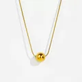 Minimalistische goldene Schlangenkette mit hochglanzpoliertem Kugelanhänger auf weißem Grund - Halskette / Gold