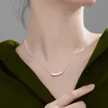 Minimalistische silberne Halskette mit gebogenem Rohranhänger an einer Schlangenkette - Stahlfarben