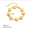 Vista dettagliata del bracciale a conchiglia dorato con pendenti a ventaglio e catena - Bracciale Conchiglie Collegate (Oro)