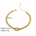Detailansicht der 18K Gold Schlangenkette mit Knotendesign, Länge 16+5cm und 0,9cm Breite - Knoten Schlangenarmband Gold (XKB0077)