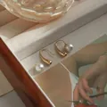 Élégantes boucles d'oreilles en perles dorées dans un coffret à bijoux de luxe vintage - Boucles d'Oreilles Perles à Crochet / Or