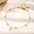 Dettaglio della collana con conchiglia dorata, perle verdi e incisione S.STEEL - Bracciale Perla Verde Conchiglia (Oro)