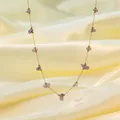 Collar de piedras moradas irregulares con cadena de acero inoxidable dorado sobre seda crema - Collar de Piedra Púrpura - Dorado