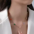 Collana chic in acciaio al titanio dorato con fiori di perline colorati fatti a mano su modella - Collana Fiore Perline Colorate Oro