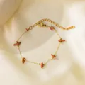 Detalle de una pulsera dorada con piedras naturales marrón rojizo sobre fondo de satén - Pulsera de Piedra Roja Irregular - Dorado