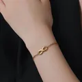 Vista detallada del colgante con símbolo infinito en una fina cadena de oro de 18 quilates - Pulsera de Infinito (XKB0110) / Dorado