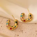 Pendientes en C dorados con textura martillada y circonitas de colores incrustadas - Estilo de Zirconia de Colores en Forma de C