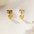 Minimalistische goldene Herz-Ohrstecker mit gebürsteter Metalltextur auf beigem Hintergrund - Herz Ohrstecker / Gold