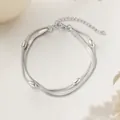 Detailansicht der doppellagigen silbernen Schlangenkette mit ovalen Perlen und Verschluss - Doppellagiges Armband-Silber (XKB2098)